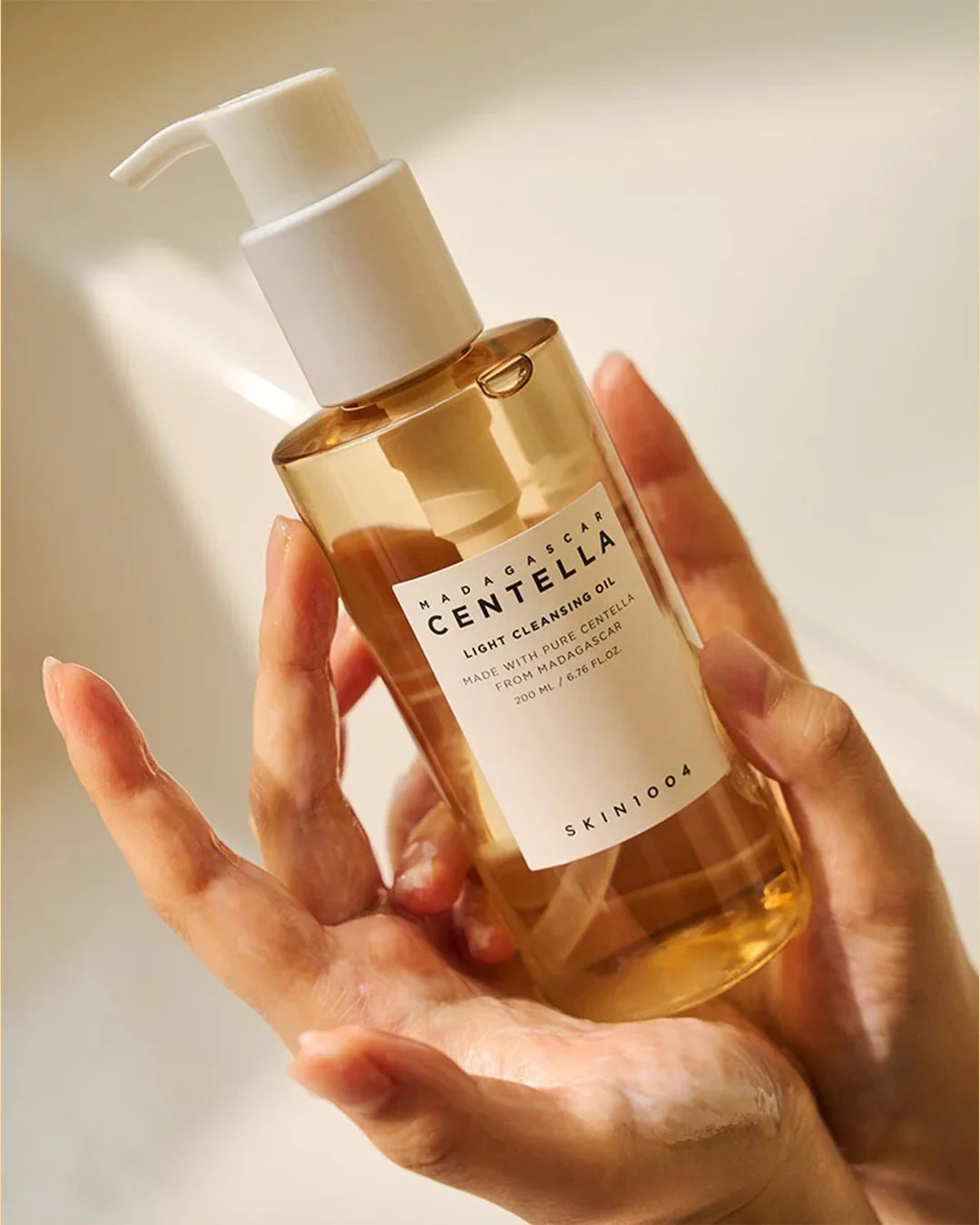 SKIN1004_-Madagascar-Centella-Light-Cleansing-Oil2_1800x1800